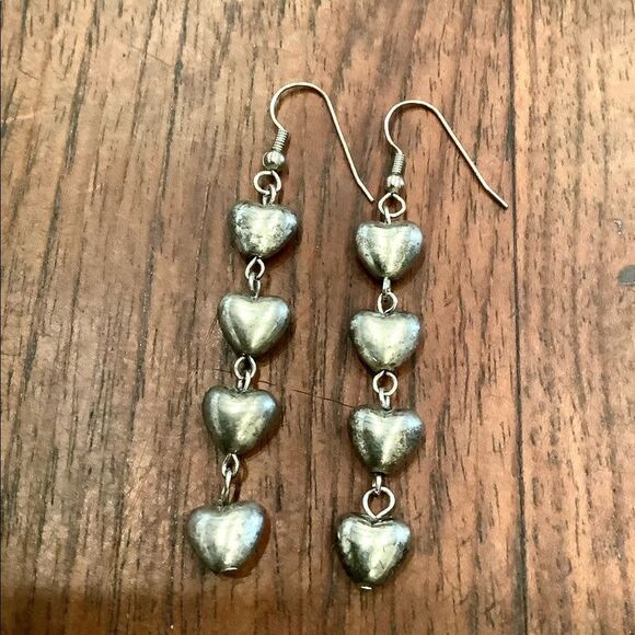 Silver tone Heart Earrings - Picture 1 of 2